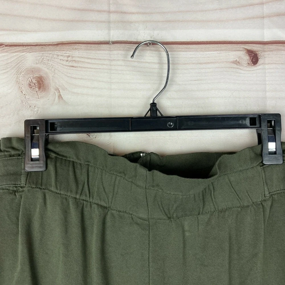 a.n.a. Short Women 10 Green Button-Trim Paperbag Pleated Front Pockets High Rise